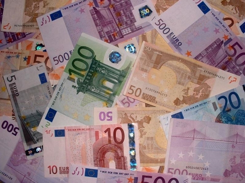 denaro-carta-disteso-sul-tavolo