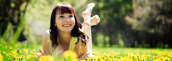 ragazza-prato-fiori-gialli-02