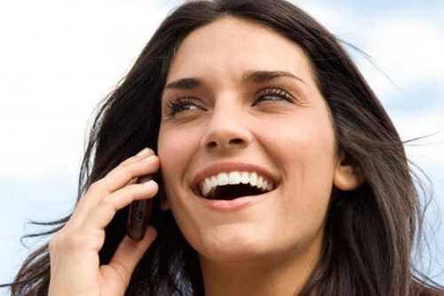 una-donna-che-parla-al-telefono_246591